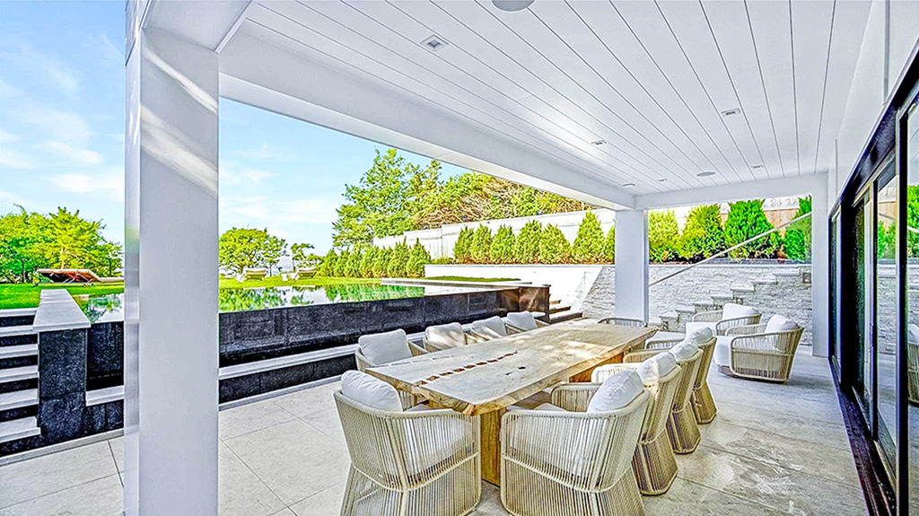 słoneczny taras przy ekskluzywnej willi na sprzedaż New York Stany Zjednoczone Ameryki