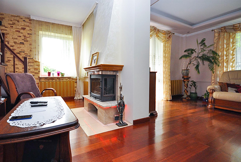 efektowny kominek w ekskluzywnej willi do sprzedaży Piotrków Trybunalski okolice