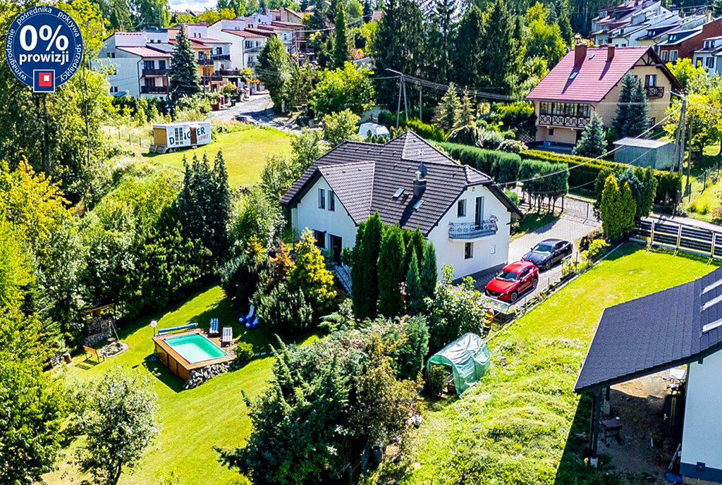 zdjęcie wykonane z drona pokazujące od góry ekskluzywną wille na sprzedaż Bielsko-Biała (okolice)