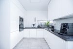 zaprojektowana w nowoczesnym stylu kuchnia w ekskluzywnej willi na sprzedaż Gdynia (okolice)