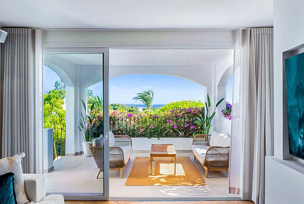 słoneczny balkon przy luksusowej willi na sprzedaż Hiszpania Costa del Sol