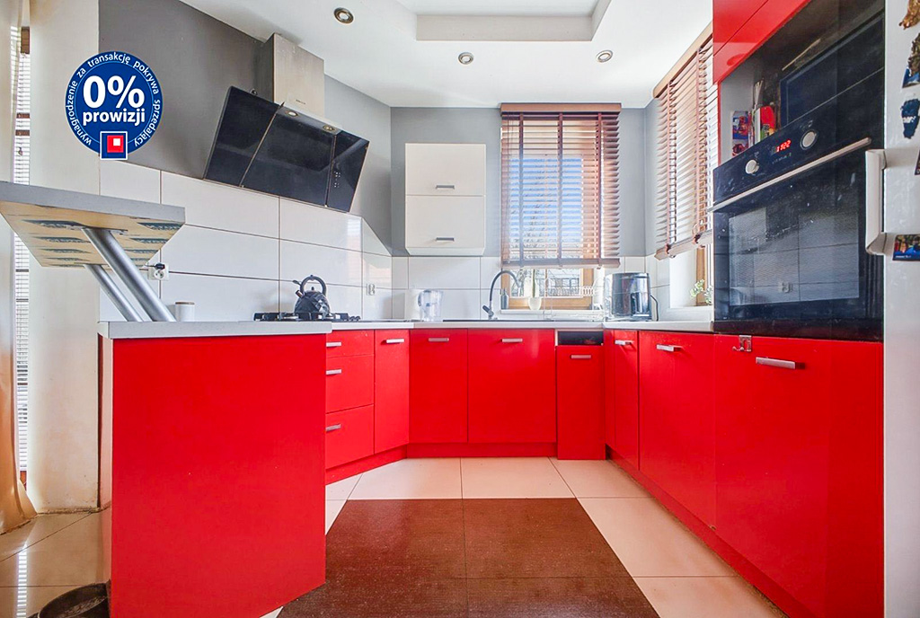 odważna kolorystyka kuchni w ekskluzywnej willi na sprzedaż Warszawa okolice