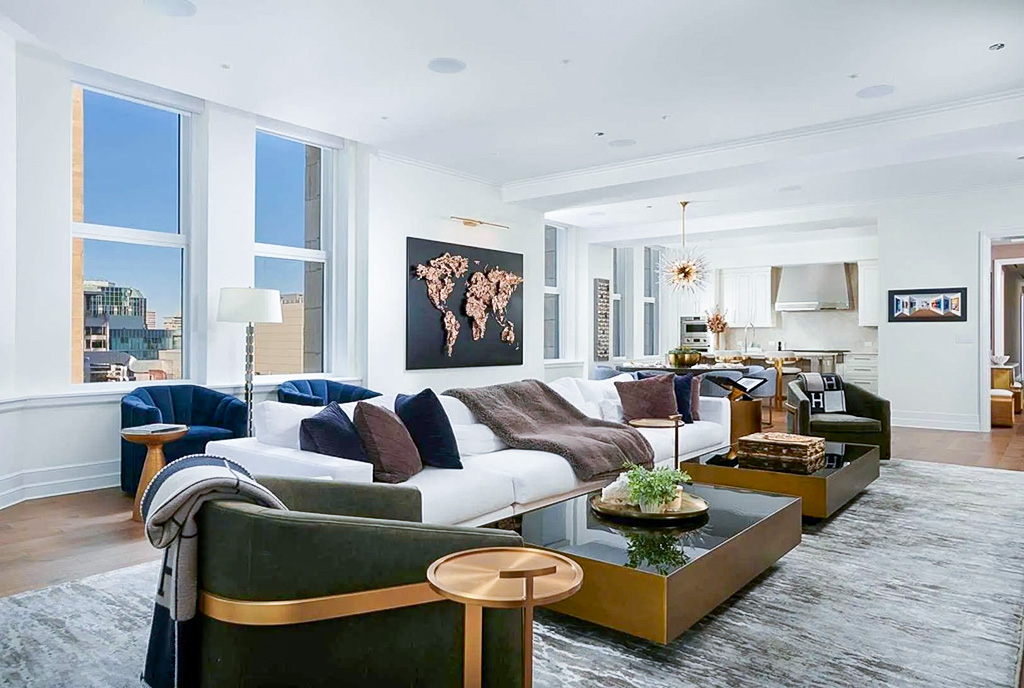 imponujący pokój dzienny w ekskluzywnym apartamencie na sprzedaż Chicago Stany Zjednoczone Ameryki