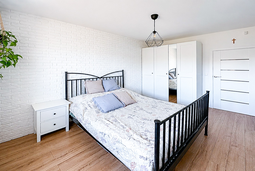 elegancka sypialnia w ekskluzywnym apartamencie na sprzedaż Gdańsk (okolice)