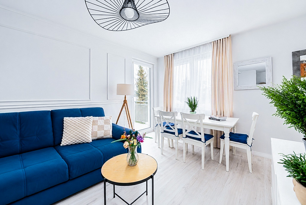 przeciwległa strona pokoju dziennego w luksusowym apartamencie na sprzedaż Gdynia