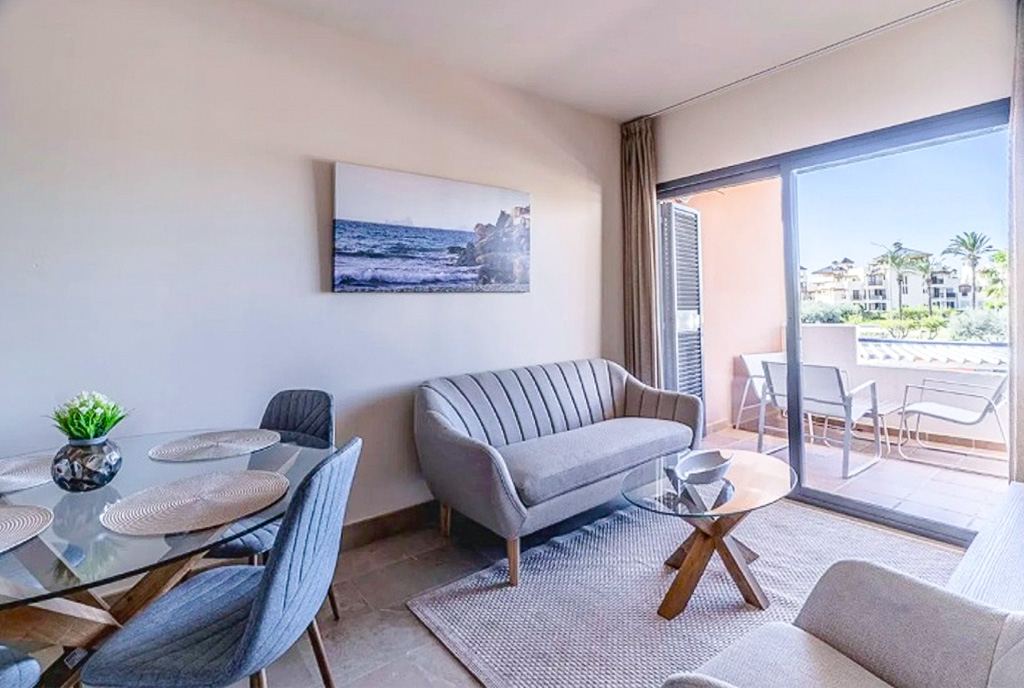 słoneczny salon w ekskluzywnym apartamencie do sprzedaży Hiszpania (Puerto Rey Garrucha)
