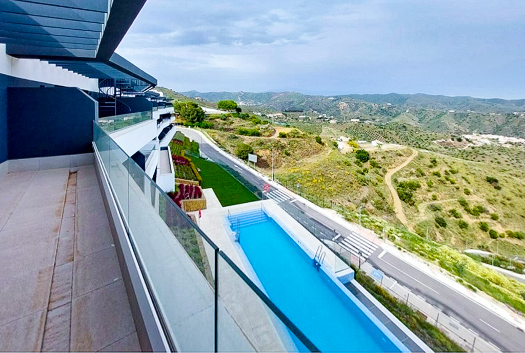widok z tarasu ekskluzywnego apartamentu do sprzedaży Hiszpania (Rincon de La Victoria)