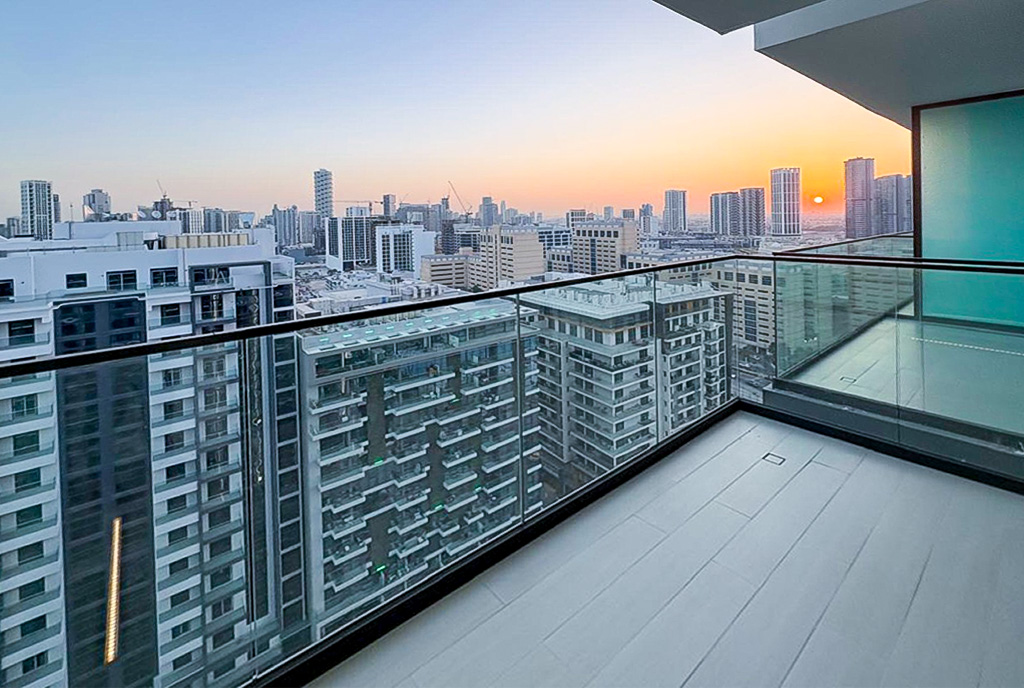 widok z balkonu luksusowego apartamentu na sprzedaż Zjednoczone Emiraty Arabskie Dubaj Jumeriah Vilage Circle