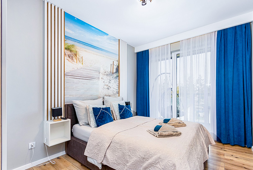 elegancka sypialnia w ekskluzywnym apartamencie na sprzedaż nad morzem