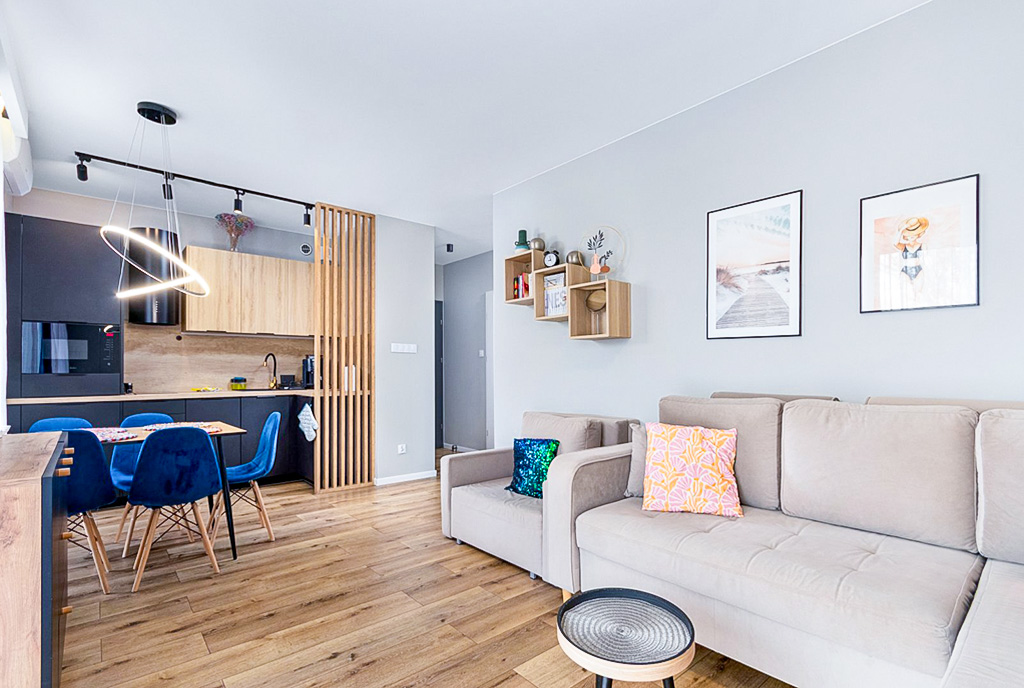 nowoczesny salon w ekskluzywnym apartamencie do sprzedaży nad morzem