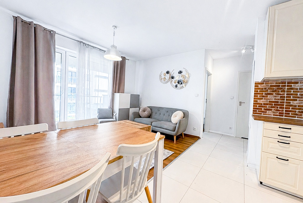 po lewej jadalnia, na wprost kuchnia w luksusowym apartamencie do wynajmu Gdynia (okolice)