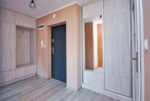 przestronny korytarz w ekskluzywnym apartamencie na wynajem Piotrków Trybunalski (okolice)