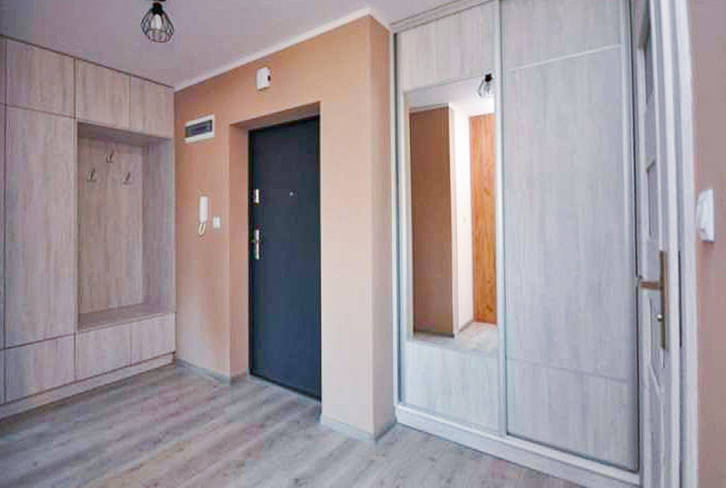 przestronny korytarz w ekskluzywnym apartamencie na wynajem Piotrków Trybunalski (okolice)