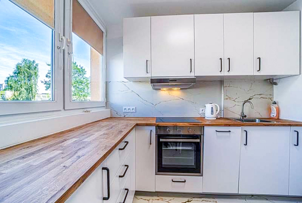 zbliżenie na kuchnię w luksusowym apartamencie do wynajmu Bolesławiec
