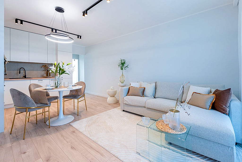 po prawej salon, po lewej kuchnia w luksusowym apartamencie do wynajmu Elbląg