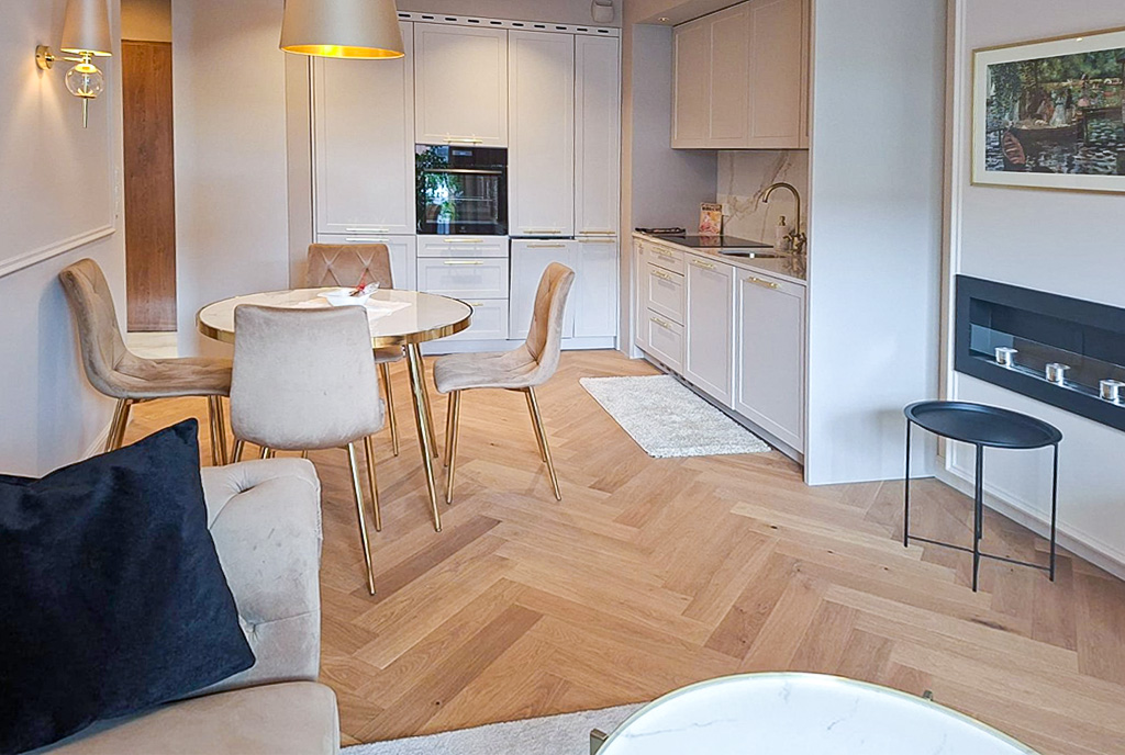 widok z salonu na kuchnię w ekskluzywnym apartamencie do wynajęcia Katowice 