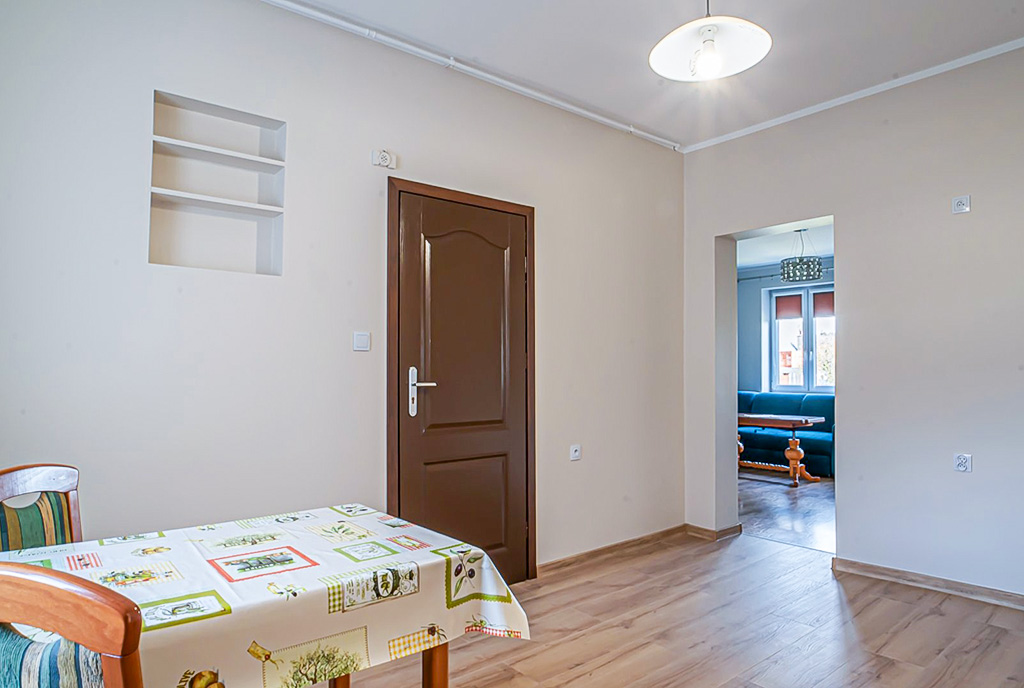 na zdjęciu przedpokój w ekskluzywnym apartamencie na sprzedaż Bolesławiec (okolice) 