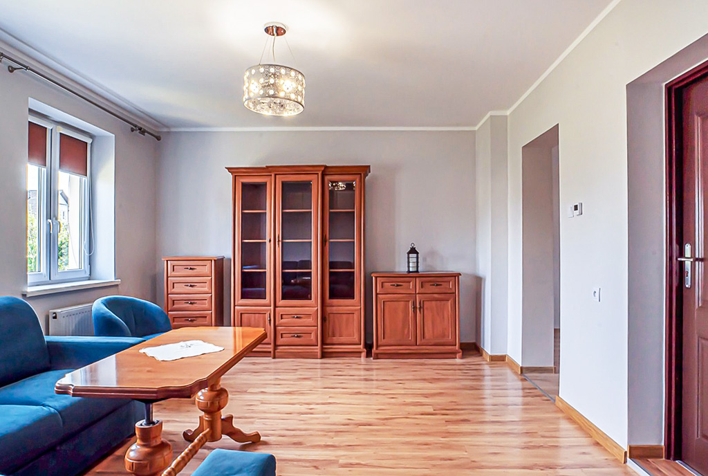 widok na pokój dzienny w luksusowym apartamencie na sprzedaż Bolesławiec (okolice)