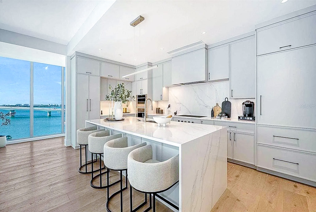 widok na kuchnię w luksusowym apartamencie na sprzedaż Florida (Stany Zjednoczone Ameryki)