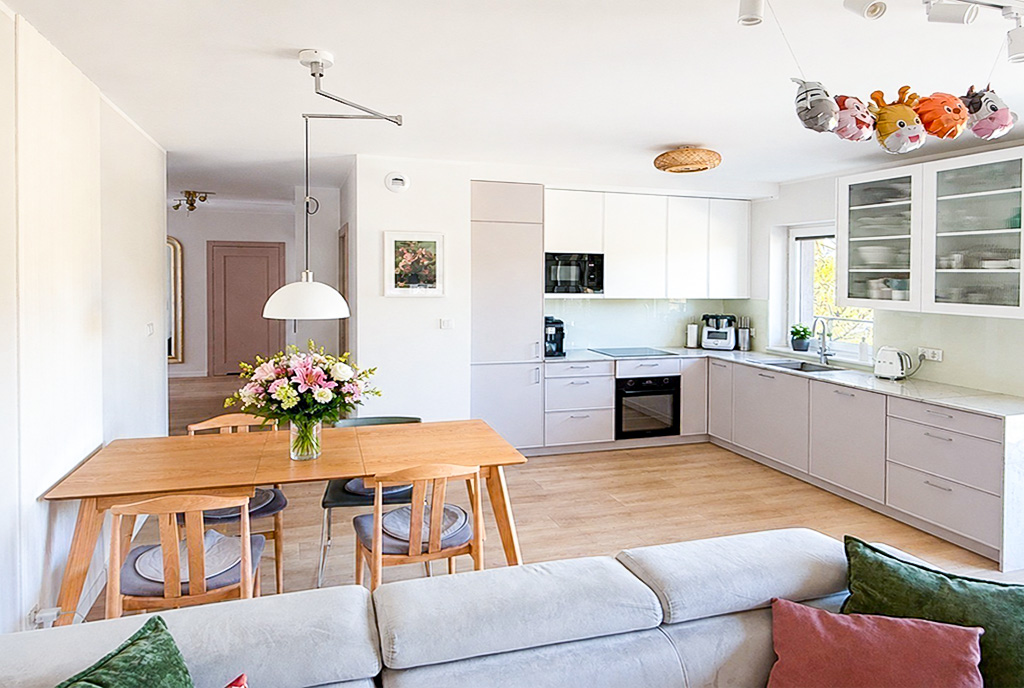 widok z salonu na aneks kuchenny w luksusowym apartamencie na sprzedaż Gdańsk