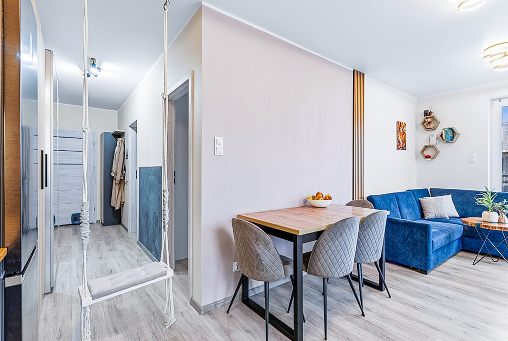 fragment korytarza w ekskluzywnym apartamencie na sprzedaż Gdynia (okolice)