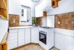 zaaranżowana w bieli kuchnia w luksusowym apartamencie na sprzedaż Poznań (okolice)