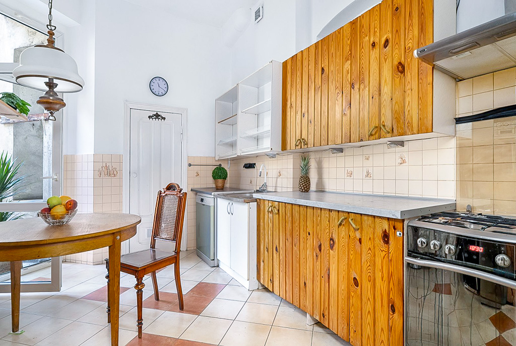 kuchnia w drewnie w ekskluzywnym apartamencie na sprzedaż Poznań