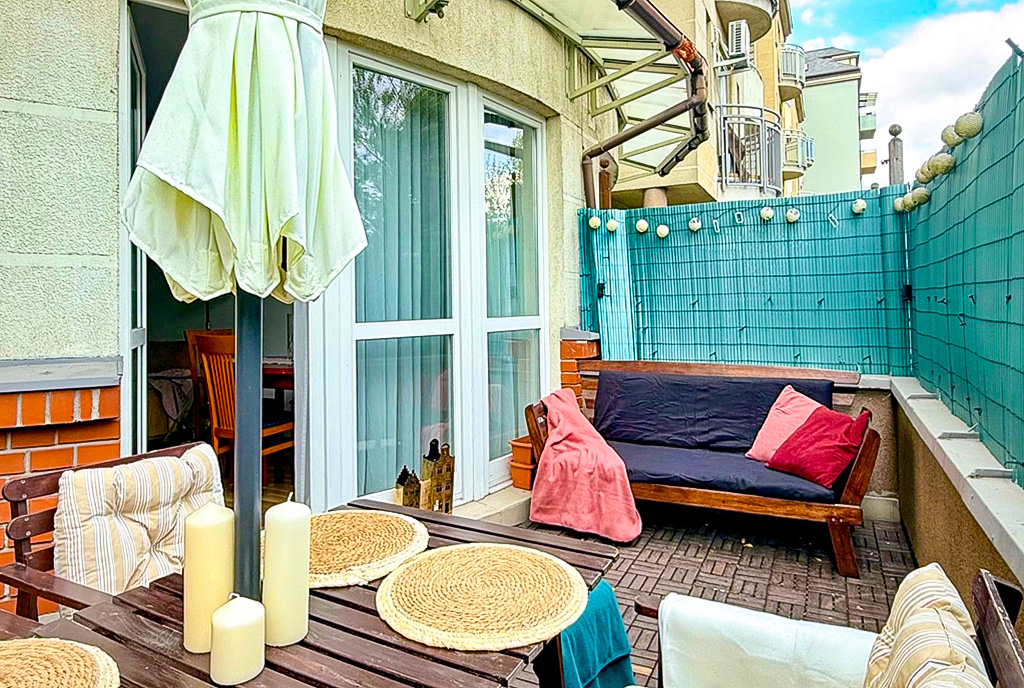 imponujący taras przy ekskluzywnym apartamencie na wynajem Warszawa