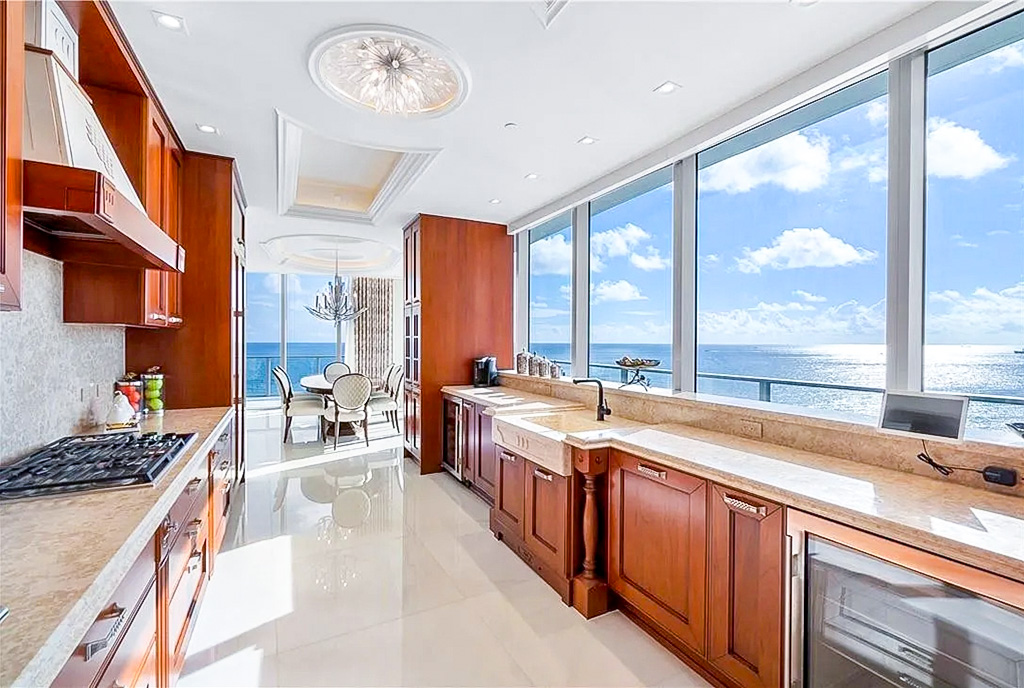 zabudowana w drewnie kuchnai w ekskluzywnym apartamencie na sprzedaż Florida Stany Zjednoczone Ameryki