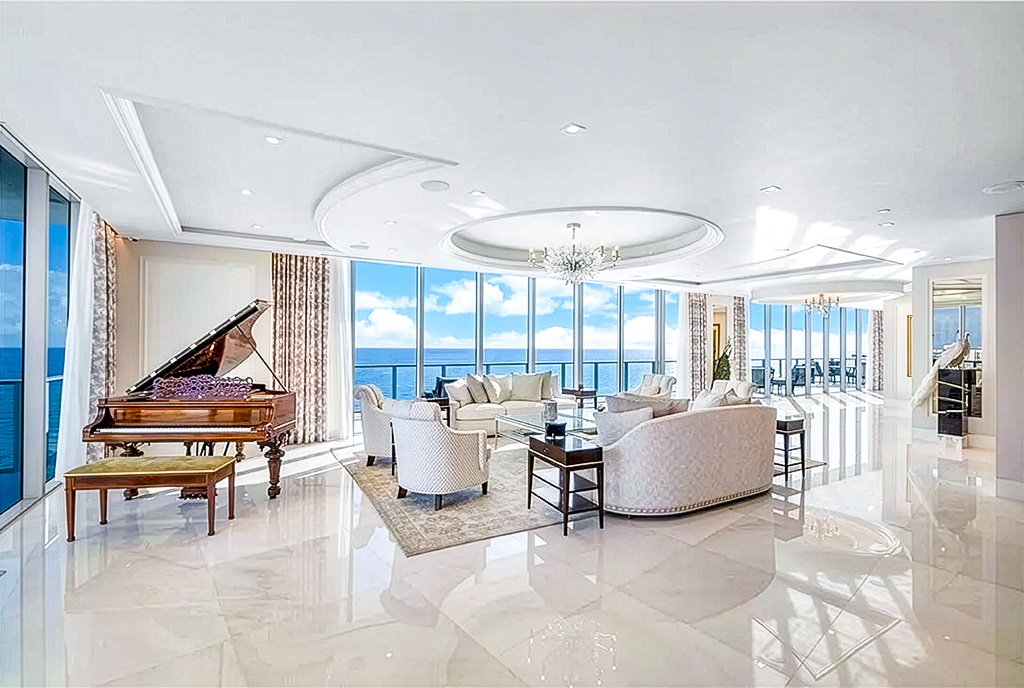 fortepian w salonie ekskluzywnego apartamentu do sprzedaży Florida Stany Zjednoczone Ameryki