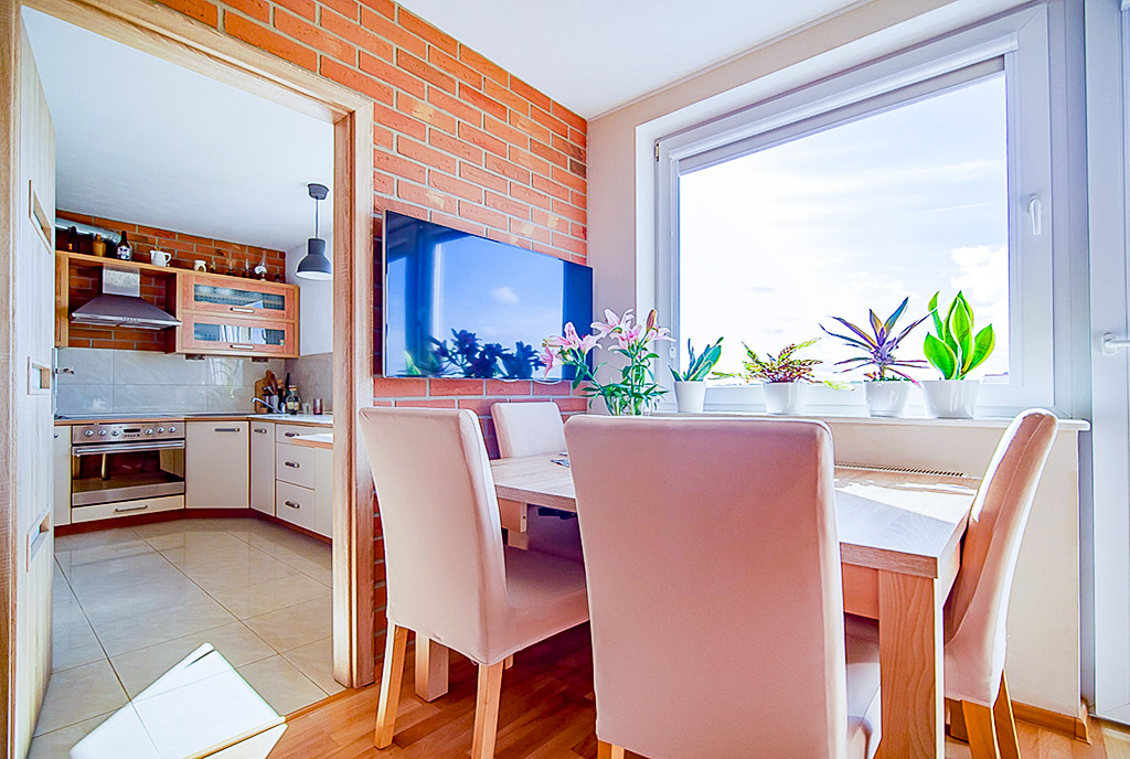 jadalnia, salon i kuchnia w luksusowym apartamencie na sprzedaż Gdynia