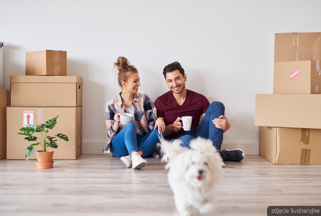 szczęśliwa rodzina z psem w przygotowanym do aranżacji wnętrzu ekskluzywnego apartamentu na sprzedaż Ostrów Wielkopolski