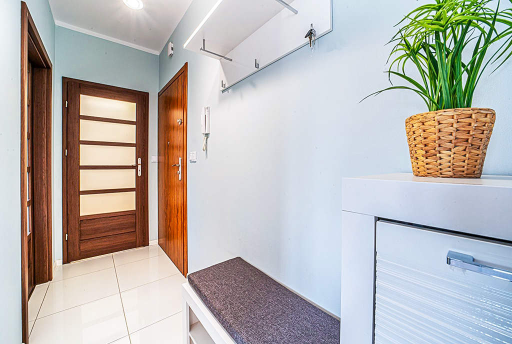 okazały hol w ekskluzywnym apartamencie na wynajem Bolesławiec