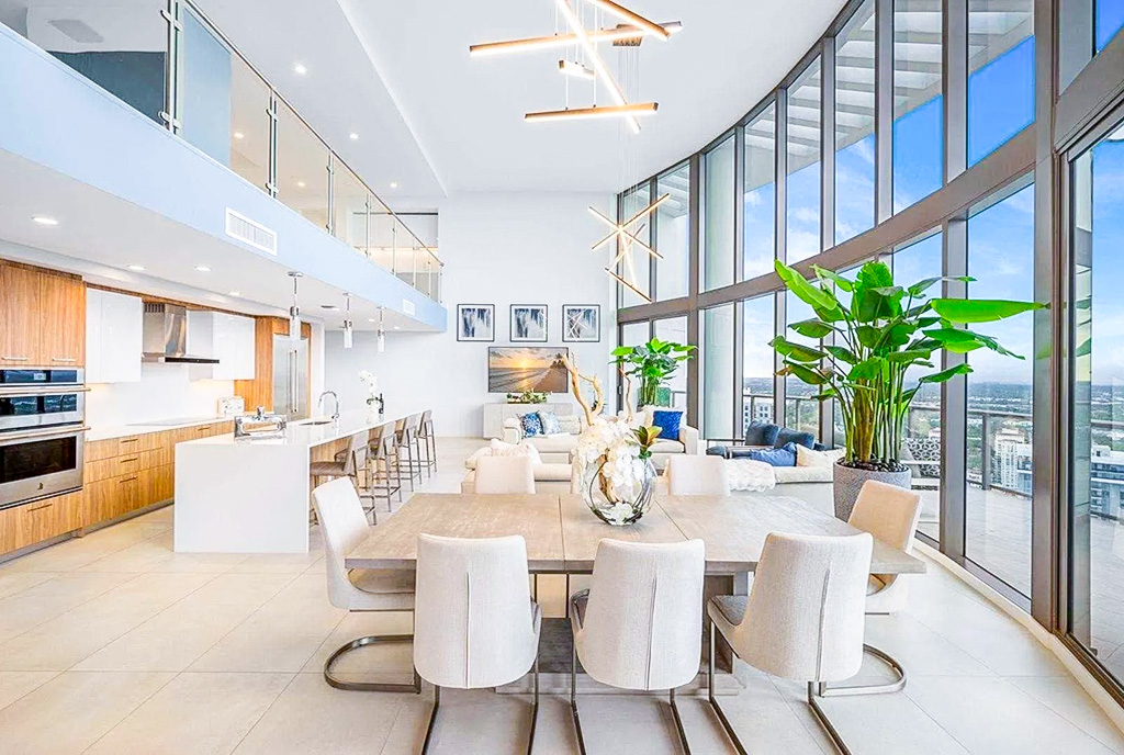 fragment salonu w ekskluzywnym apartamencie na sprzedaż Florida Stany Zjednoczone Ameryki