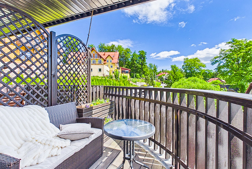 słoneczny taras przy ekskluzywnym apartamencie na sprzedaż Jelenia Góra (okolice)