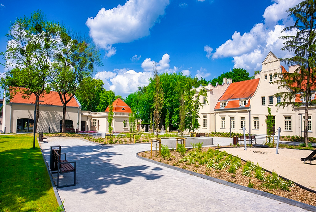 ogromny kompleks w skład którego wchodzi oferowany do sprzedaży luksusowy pałac Wielkopolska