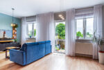 Po lewej salon i wyjście na balkon w luksusowym apartamencie na sprzedaż Bolesławiec
