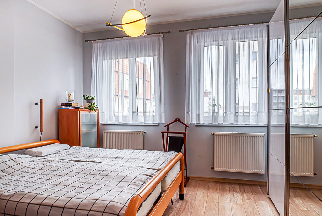 Zaciszna sypialnia w ekskluzywnym apartamencie do sprzedaży Bolesławiec