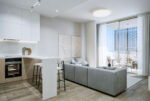 widok na pokój dzienny w luksusowym apartamencie na sprzedaż Cypr (Pafos)