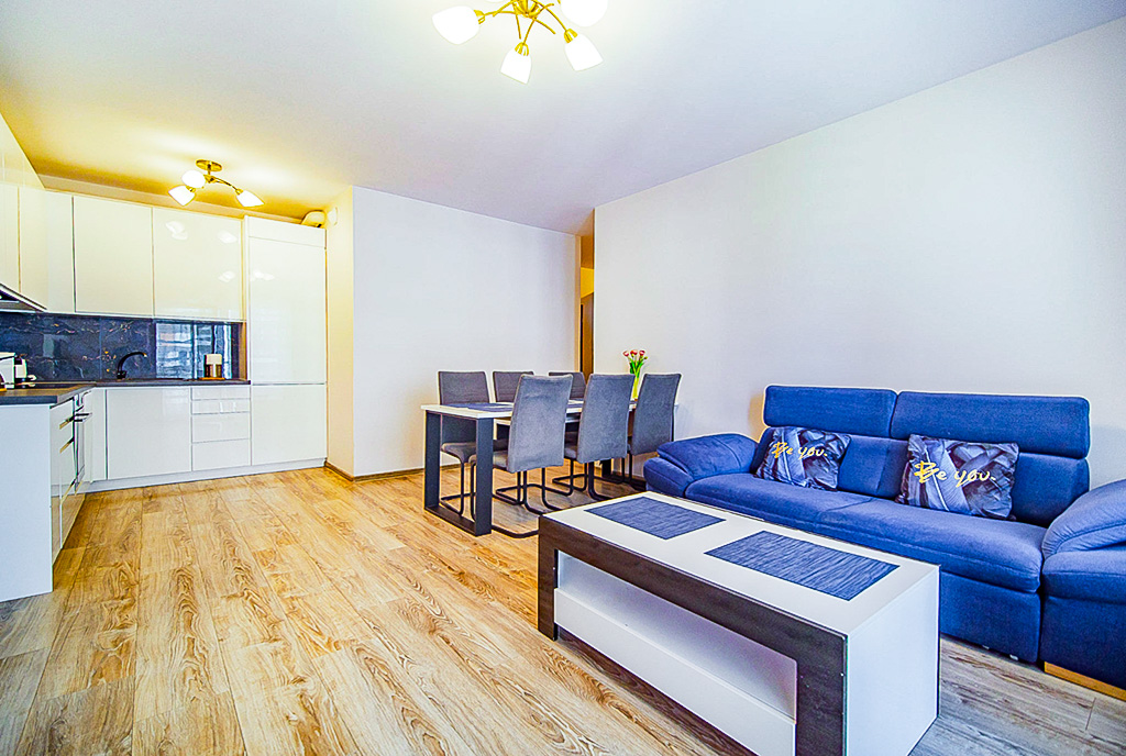 po lewej kuchnia, po prawej salon w ekskluzywnym apartamencie do sprzedaży Gdańsk