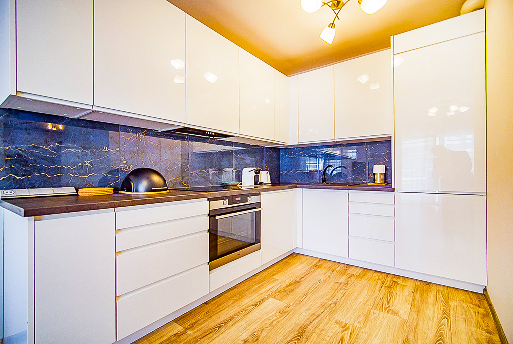 kuchnia w bieli w ekskluzywnym apartamencie do sprzedaży Gdańsk