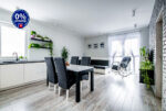 Imponujący salon w ekskluzywnym apartamencie do sprzedaży Gdynia okolice.