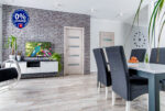 Po lewej salon po prawej jadalnia w luksusowym apartamencie na sprzedaż Gdynia okolice.