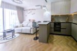 Po lewej salon po prawej kuchnia w luksusowym apartamencie na sprzedaż Hiszpania (Guardamar del Segura)