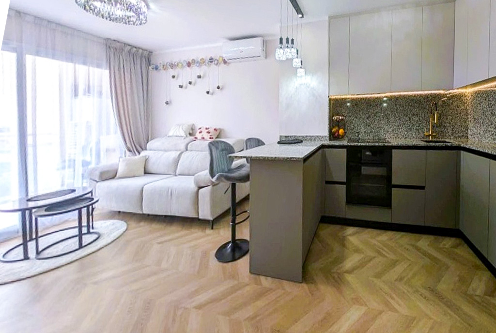 Po lewej salon po prawej kuchnia w luksusowym apartamencie na sprzedaż Hiszpania (Guardamar del Segura)