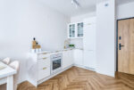 Zaprojektowana w bieli kuchnia w luksusowym apartamencie na sprzedaż Katowice (okolice)