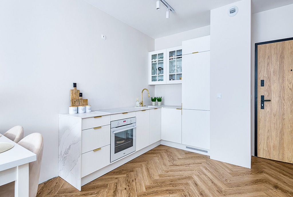 Zaprojektowana w bieli kuchnia w luksusowym apartamencie na sprzedaż Katowice (okolice)