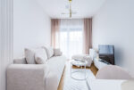 Widok na pokój dzienny w luksusowym apartamencie na sprzedaż Katowice (okolice)