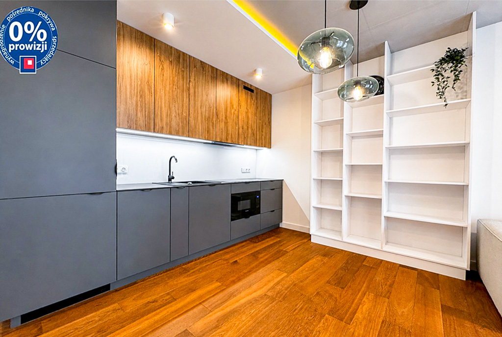 Po lewej kuchnia po prawej szafa w luksusowym apartamencie na sprzedaż Katowice