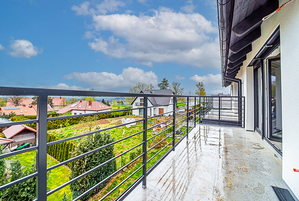 Słoneczny balkon przy luksusowym apartamencie na sprzedaż Legnica okolice.